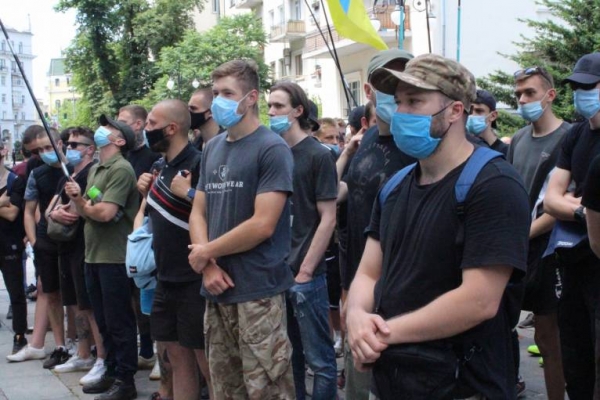 
"Данилова – в отставку, Медведчука – за решетку": активисты окружили Офис Зеленского (видео, фото)
