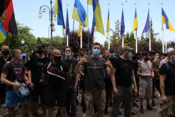 
"Данилова – в отставку, Медведчука – за решетку": активисты окружили Офис Зеленского (видео, фото)

