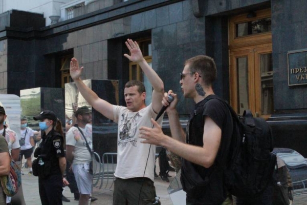 
"Данилова – в отставку, Медведчука – за решетку": активисты окружили Офис Зеленского (видео, фото)
