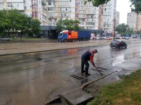 В Одессе подтоплен ряд улиц — за ночь выпала полумесячная норма дождя