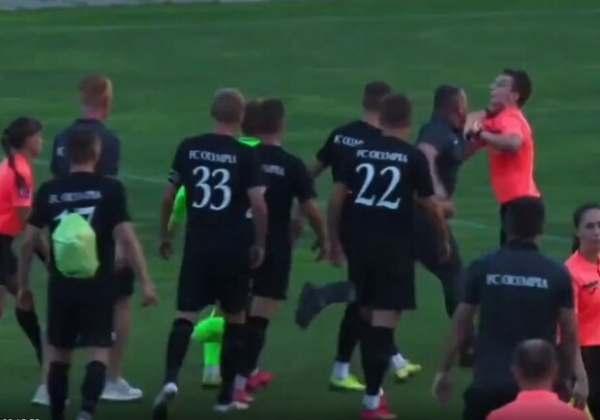 Из-за спорного пенальти: тренер набросился с кулаками на арбитра в матче Кубка Украины
