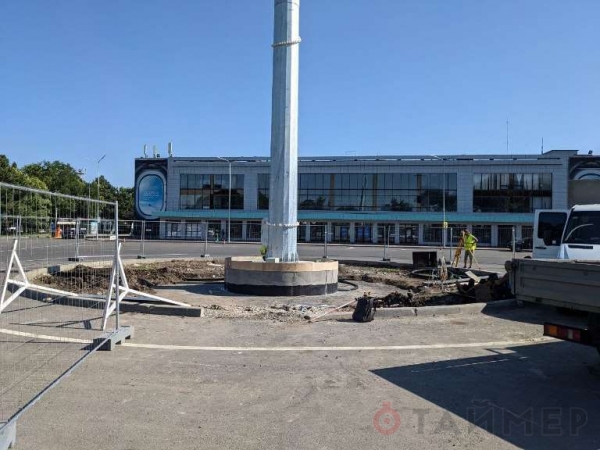 Ко Дню независимости: в Одесском аэропорту установили гигантский флагшток