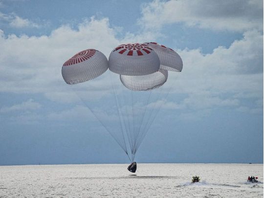 Приводнення пройшло успішно: туристи місії SpaceX повернулися на Землю