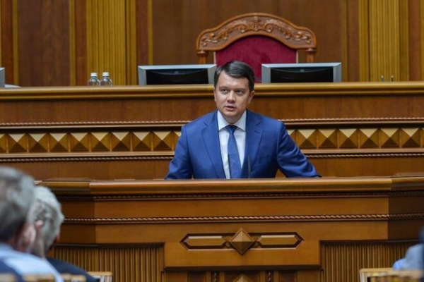 
Рада утвердила спецпроцедуру для "ресурсного" законопроекта и отстранила от заседаний Разумкова
