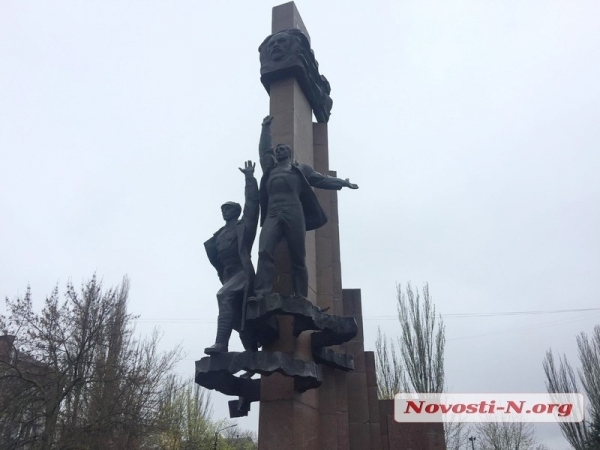 В Николаеве решили убрать лицо Ленина и слова Маяковского с памятника комсомолу