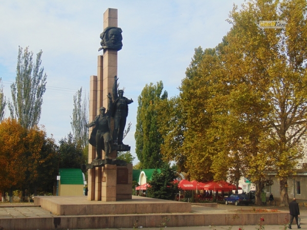 В Николаеве решили убрать лицо Ленина и слова Маяковского с памятника комсомолу