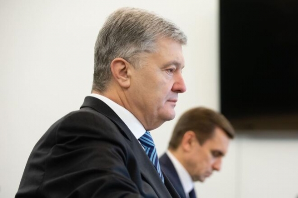 
Суд разрешил задержать Порошенко. Он посоветовал власти "не пугать арестом прямо в аэропорту"
