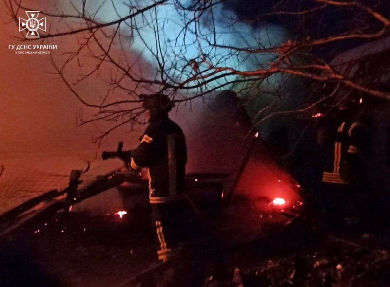 Окупанти відкрили вогонь по рятувальникам, які гасили пожежу після обстрілу на Херсонщині, є поранені (фото, відео)