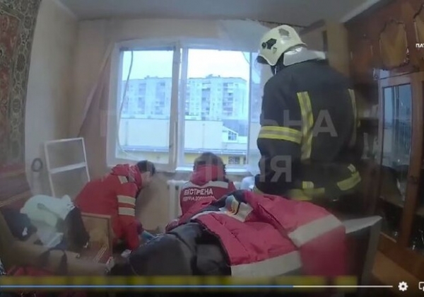 В Киеве патрульные спасли едва не сорвавшегося из окна восьмого этажа мужчину