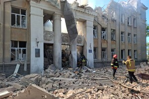 РФ атаковала баллистикой учебное заведение в Одесской области: под завалами могут быть люди (обновлено)