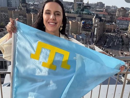 Обов’язково повернемося: Джамала розгорнула прапор на даху будинку